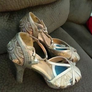 Beautiful T-strap heels- Gold and Silver